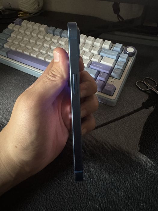 Продам iPhone 13 128 ГБ, синий.