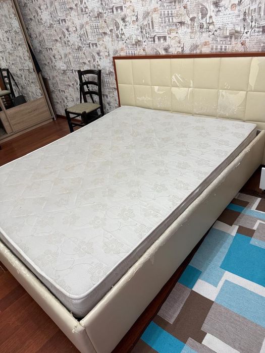 Кровать двуспальная с матрасом. 200х180