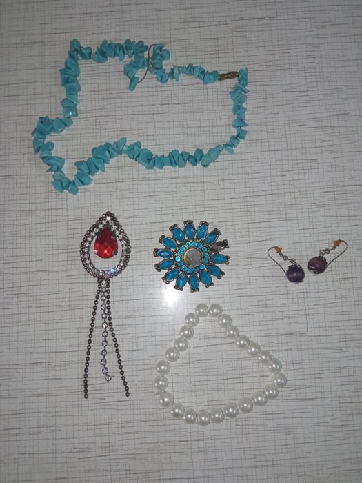 Броши и бижутерия