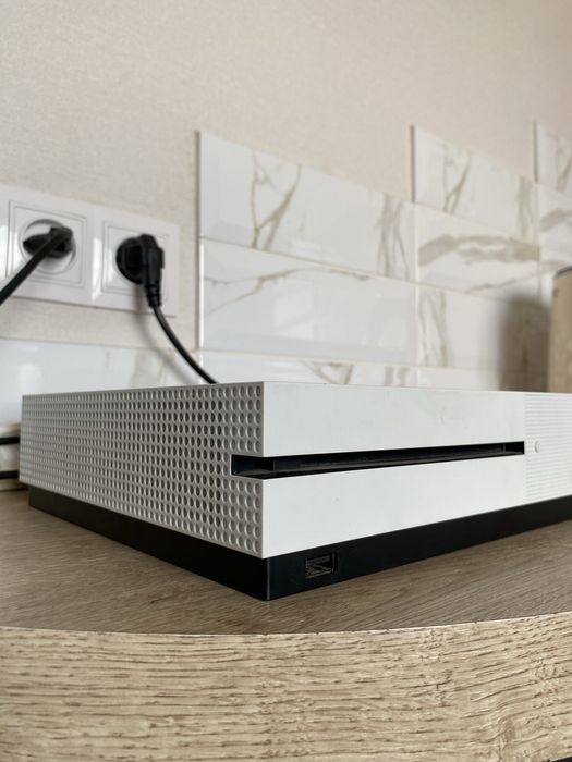 Продам XBOX 1 S  1TRB