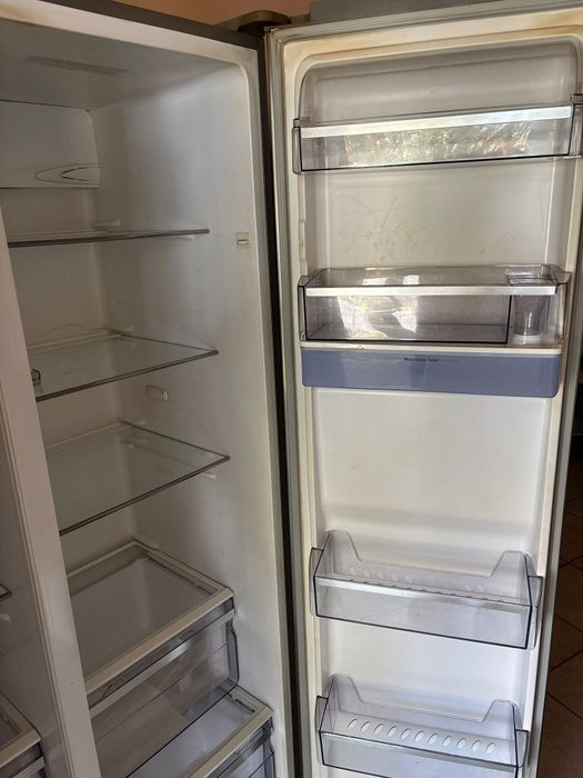 Frigider side by side Medion