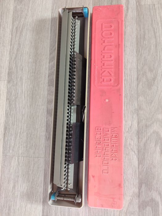 Продам вязальную машинку