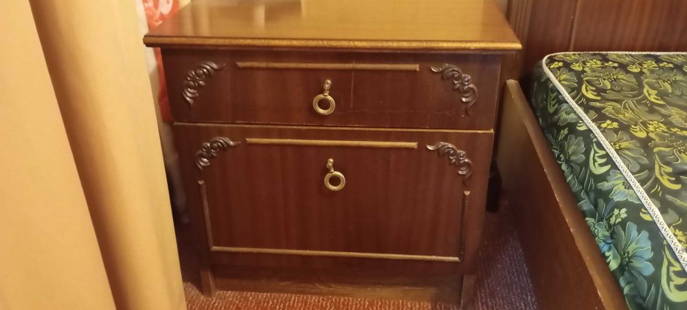 Продавам стара масивна спалня