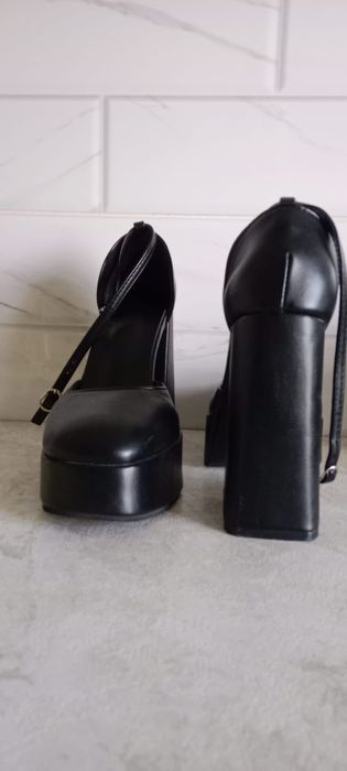 Продам кожные туфли