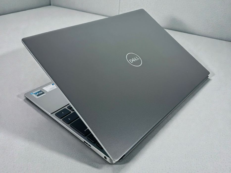 Лаптоп Dell Vostro 5320 13,3' 2K 1920x1200 i7-1260P 16GB RAM 512GB SSD Перфектен! Гаранция!
