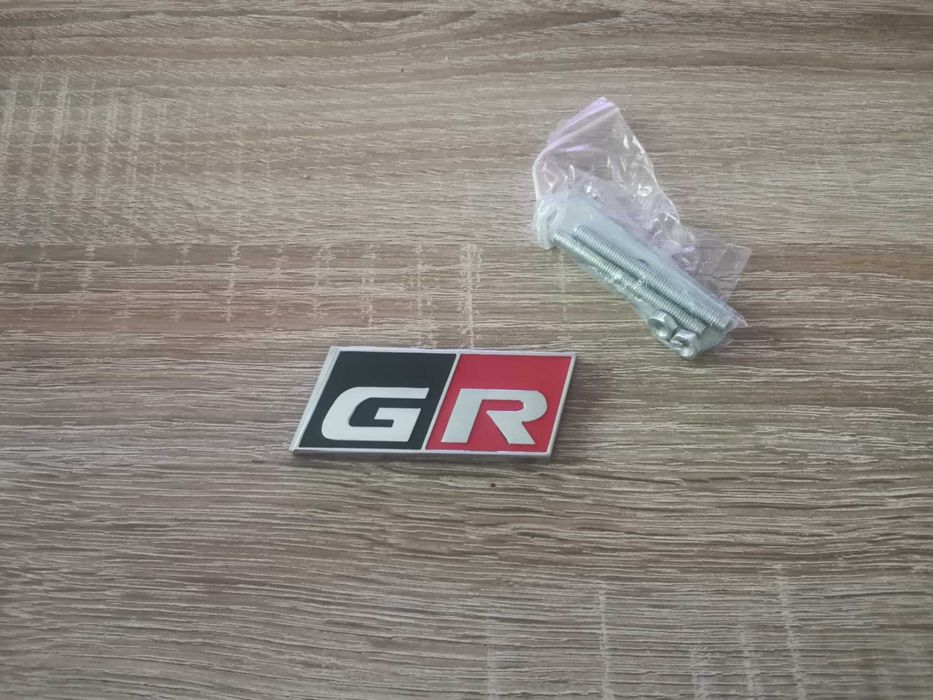 сребристо с червено емблема за решетка Toyota GR