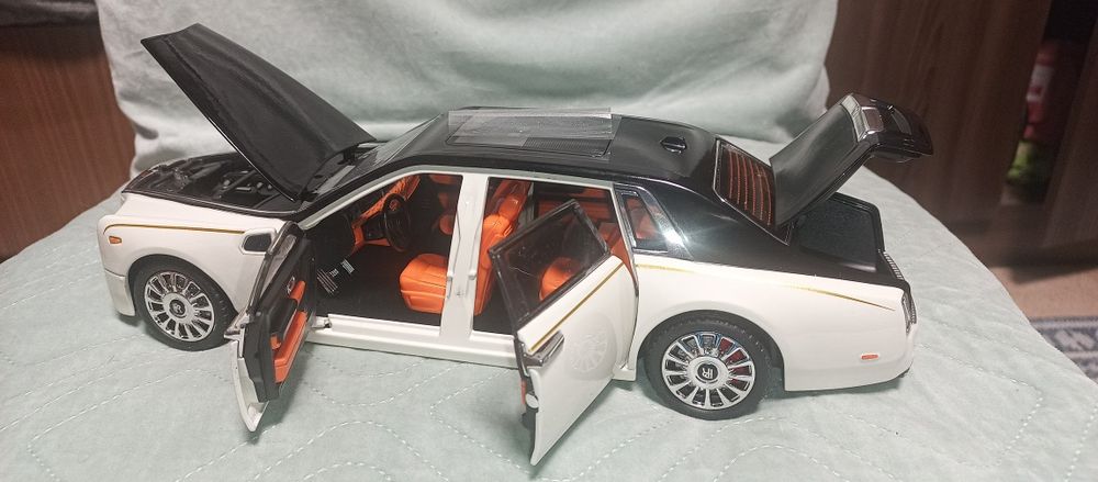 Метална кола Rolls Royce Phantom,1:18 , чисто нова