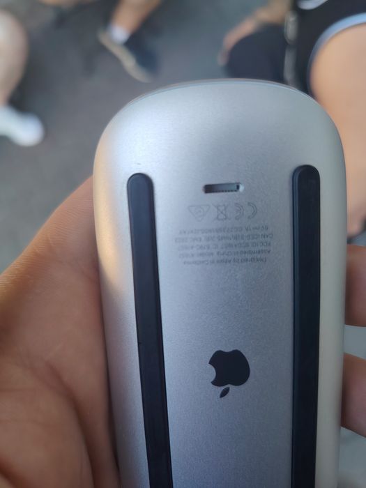 Vând maus apple puțin spart perfect funcțional