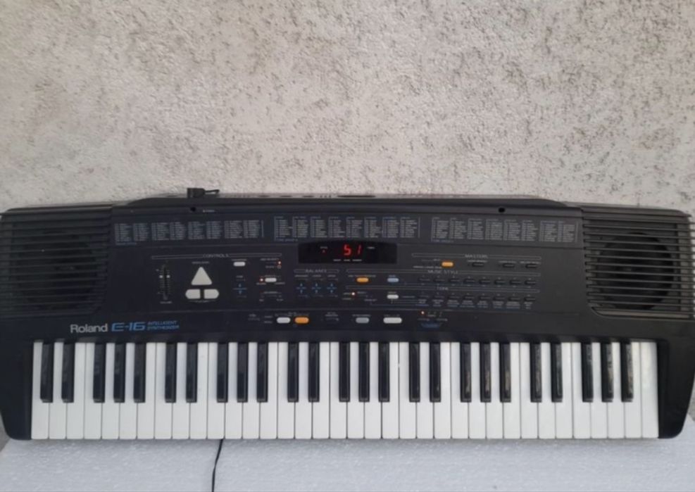 orga electronica - sintetizator Roland E-15 / Roland E-16