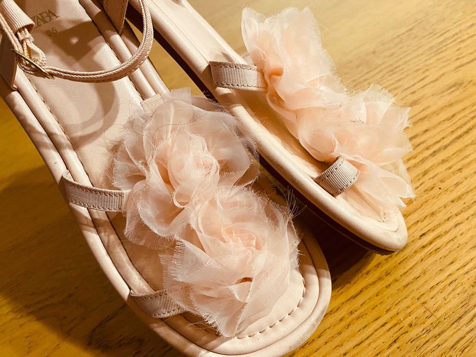 Sandale fete Zara, design cu floare fin si elegant, masura 35, roz
