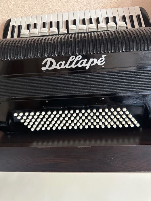 Продавам акордеон 120 баса италиански