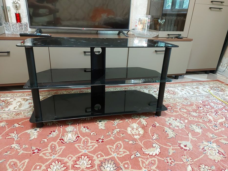 Стеклянная тумба под телевизор