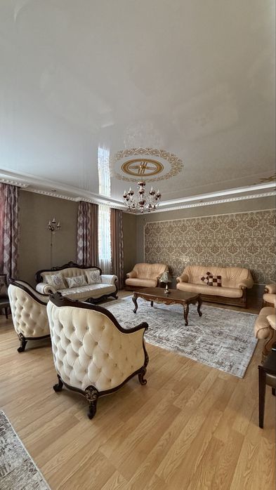 Мебель для гостиной. Диваны, стол