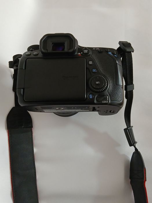 Vând aparat Canon EOS 80D kit + BONUS