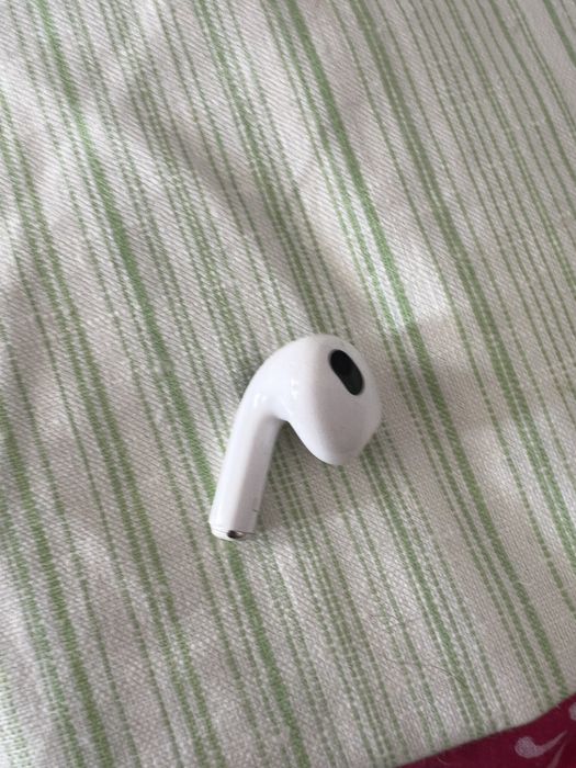 Продам левый Наушник на airpods 3 оригинал