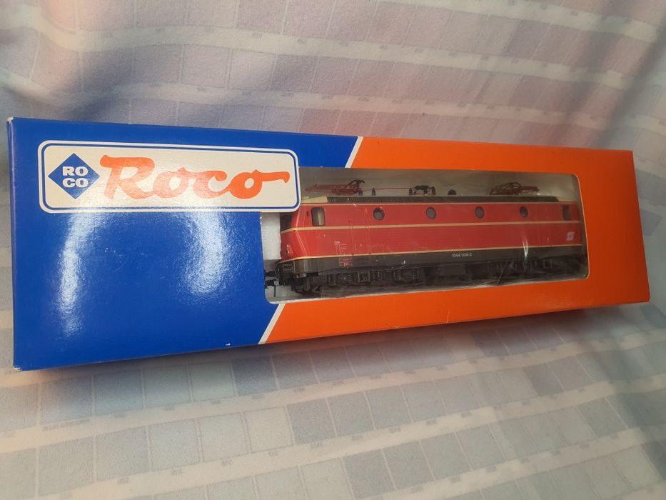 Roco OBB 1044 electric locomotive 43943 HO Scale DCC ready