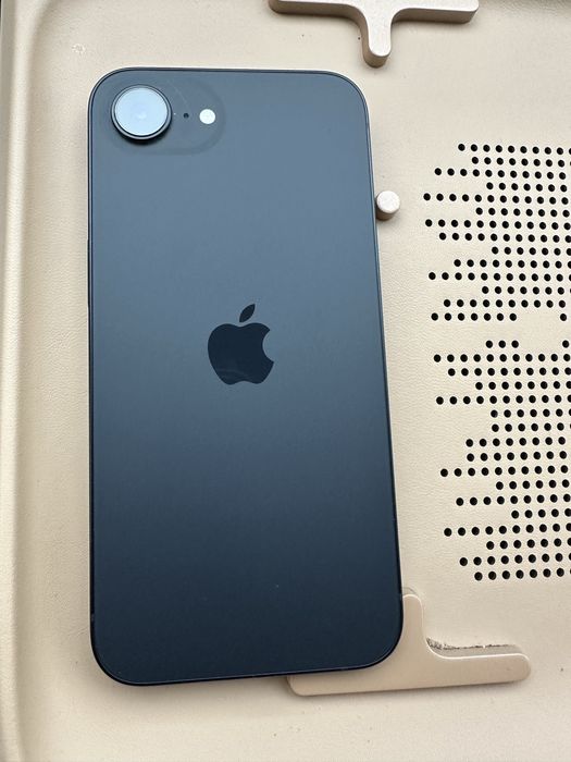 Iphone 16e 100% батарея