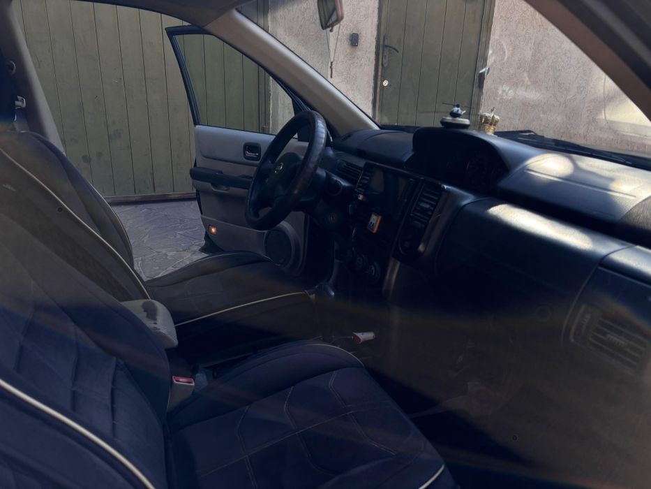 Машина Nisan X-Trail