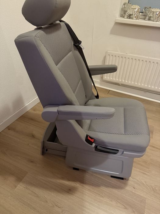 Въртящ се стол от WV Transporter California