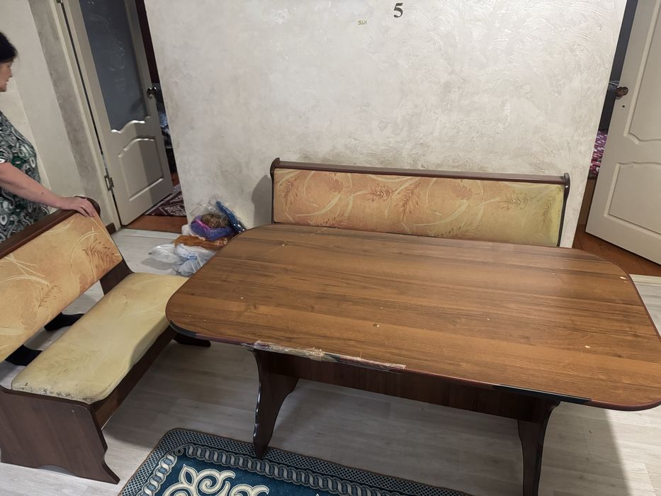 Кухонный уголок со столом