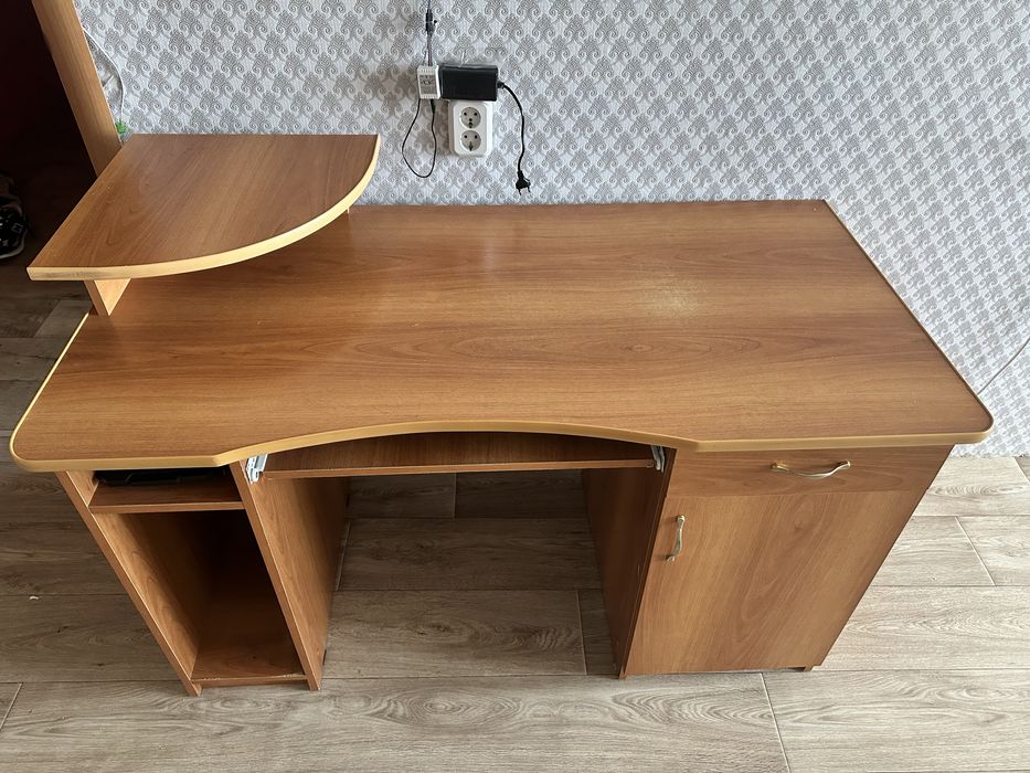 Продам компьютерный  стол