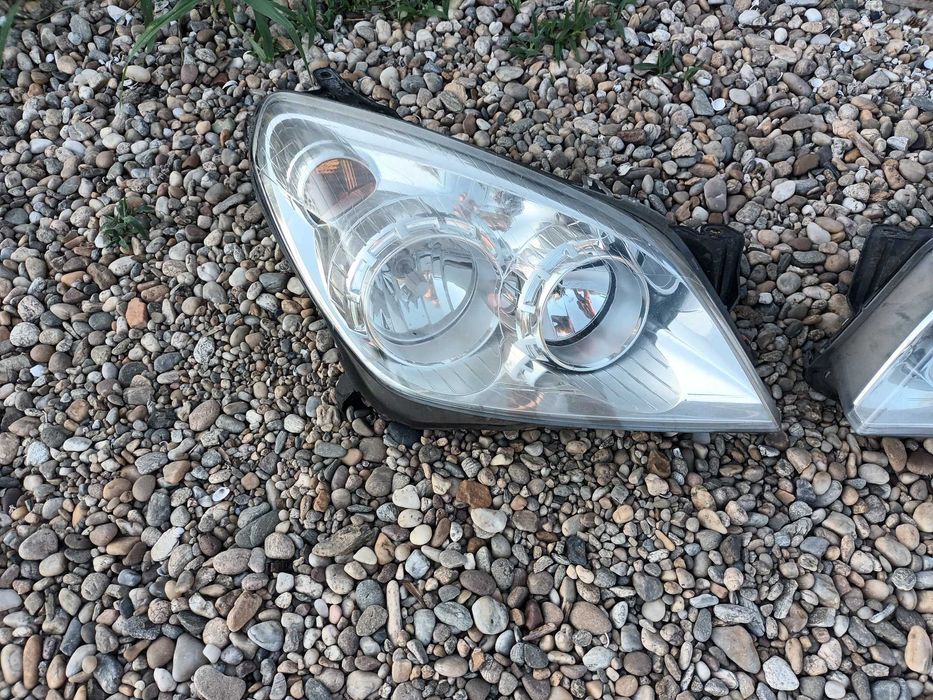 ляв и десен бял фар за опел астра х OPEL ASTRA H