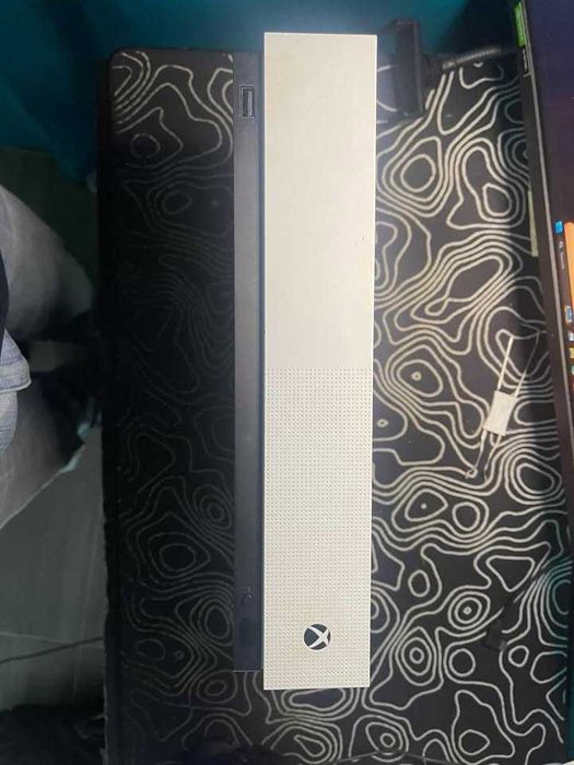 Продавам Xbox One S 1TB в добро състояние. <3