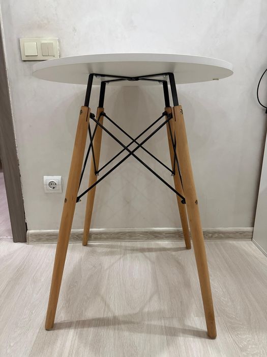 Продам столик в б/у