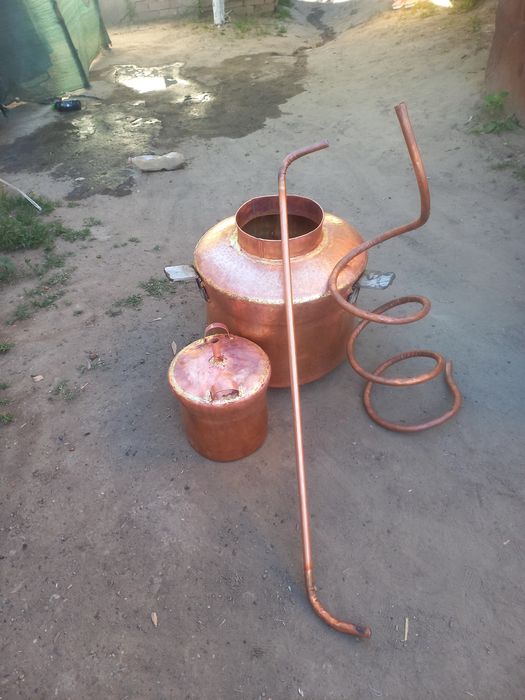 Execut Cazane de făcut țuică din aramă momentan am unul pe stoc de 105 l cu grosime fundul de 3 mm pereții de 2 capacul de 1,5 cazanul