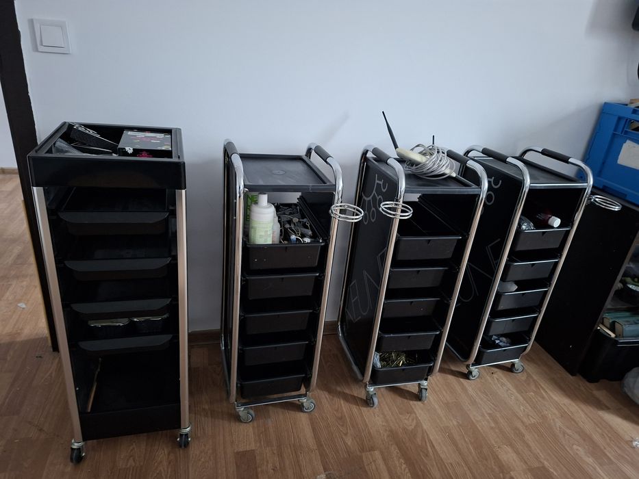 Vând ucenici de coafor!