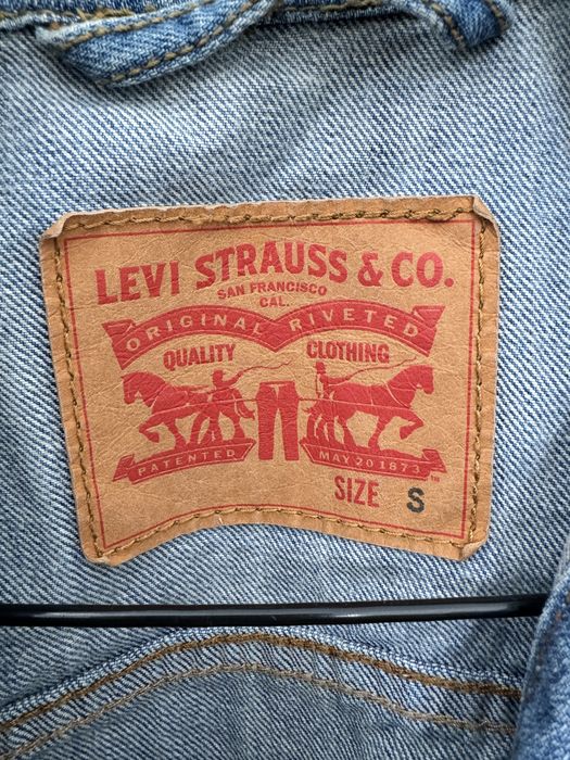 Vand geaca/jacheta din denim Levi’s