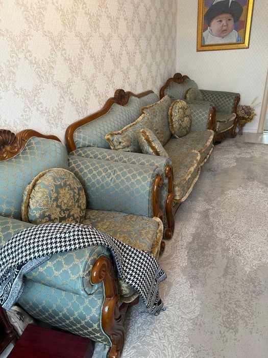 Продам набор диван и два кресла