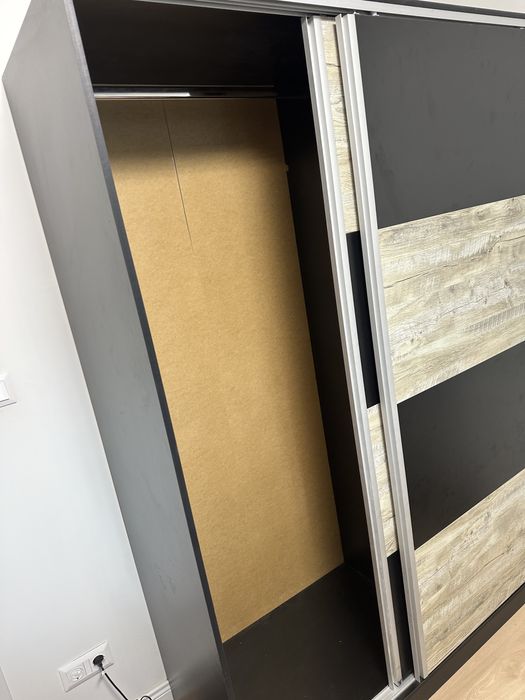 Неизползван Гардероб с плъзгащи врати