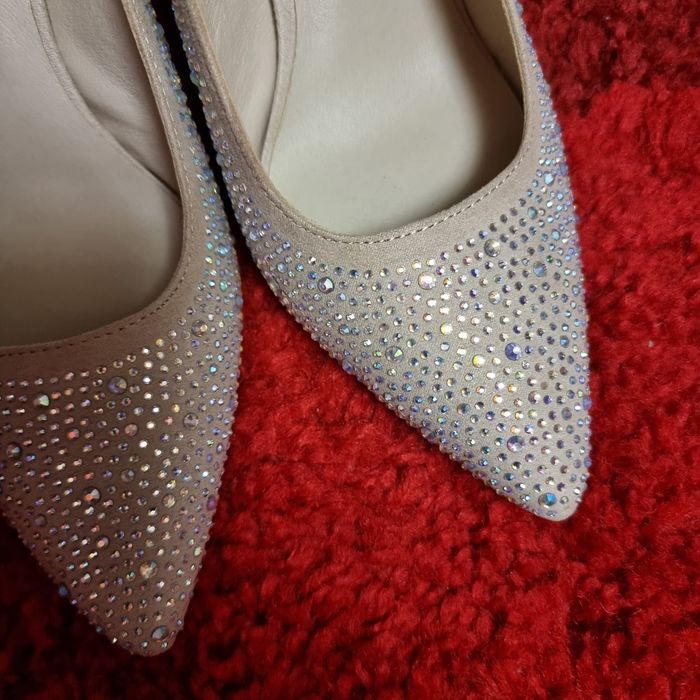 Pantofi eleganți cu pietricele