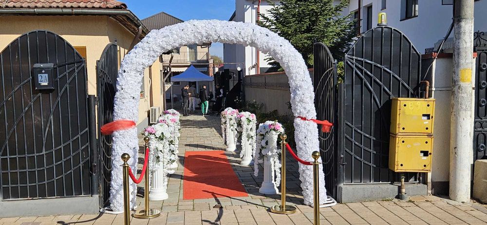 Arcade florale diferite modele stâlpișori covor roșu.