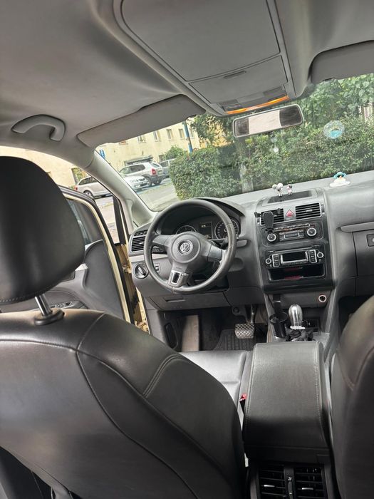 Vând Volkswagen Touran 1.6 TDI, cutie automată DSG, an fabricație 2013