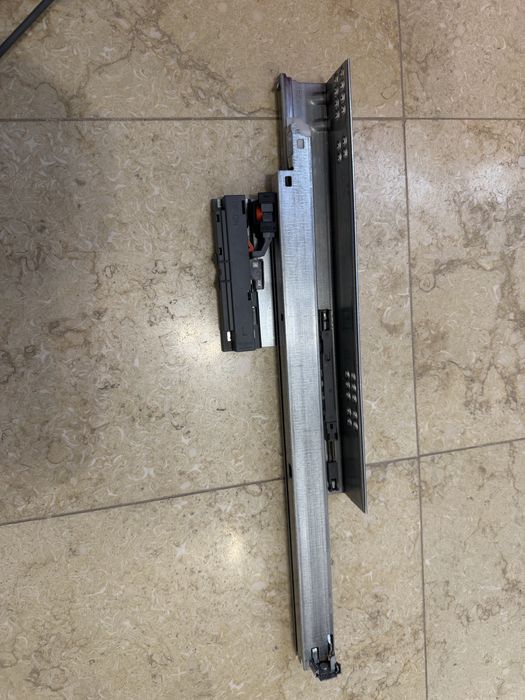 Водачи Blum с пуш и заключване.