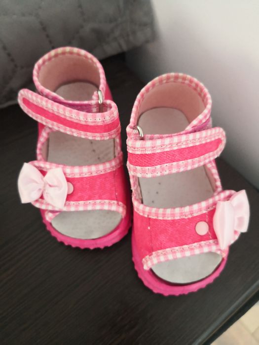 Бебешки сандали,пантофи  нови 18 номер