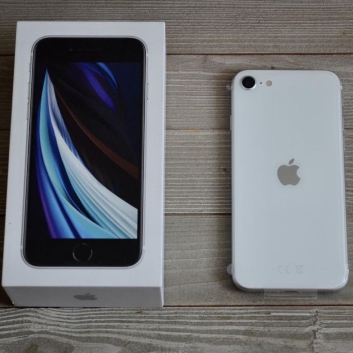 iPhone SE 2020 в хорошем состоянии срочно айфон 11