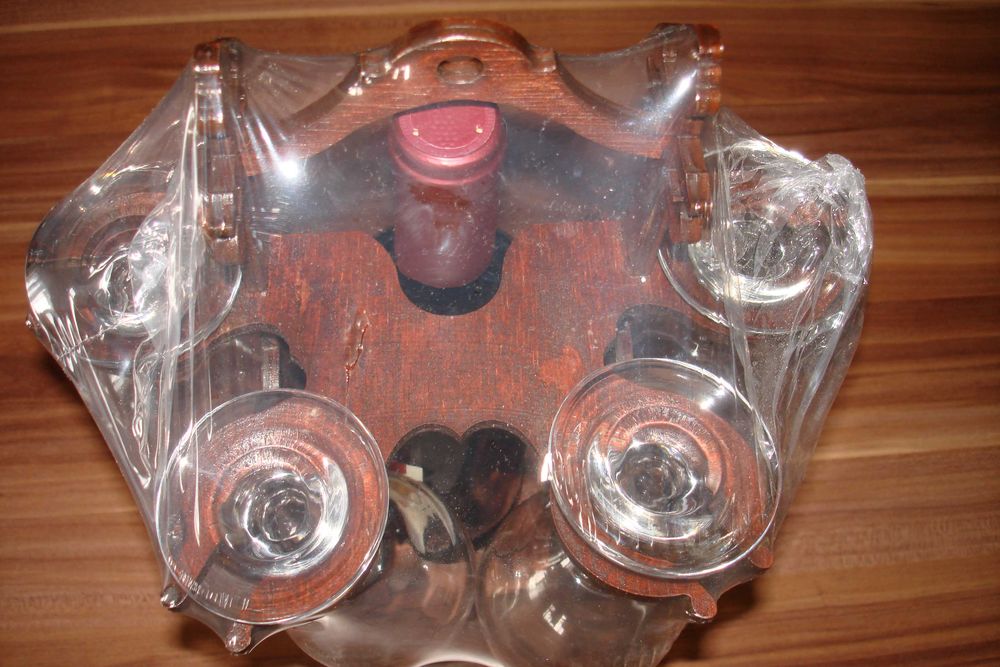 Suport vioara cu patru pahare si sticla vin