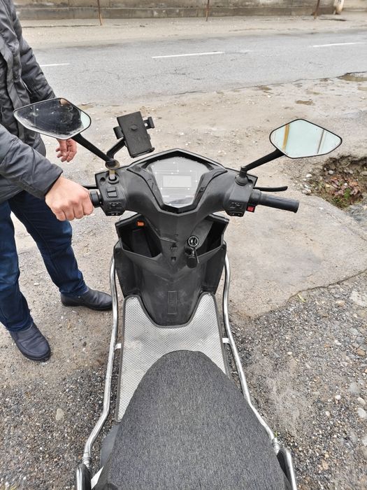 Skuter sotiladi xolati yaxshi 70ga 70 zaryati tezligi