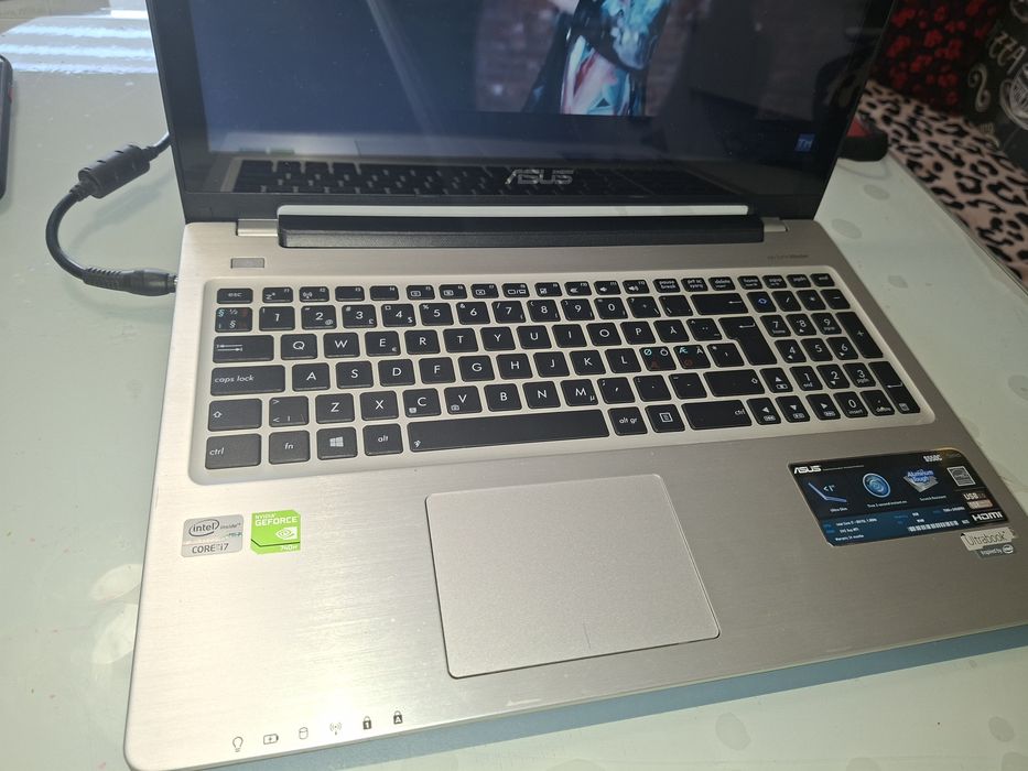 Asus cu touchscreen 15,6 inch, Intel i7, SSD 240gb, video dedicat 2 gb