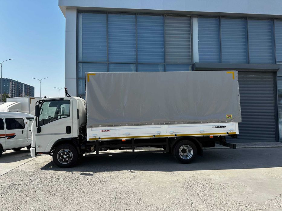 ISUZU NPR75K – Бортовой автомобиль с тентом