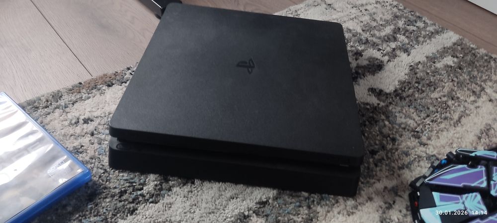 Consolă PS4 Slim + 2 Jocuri (CoD & Hello Neighbor) + 2 Manete