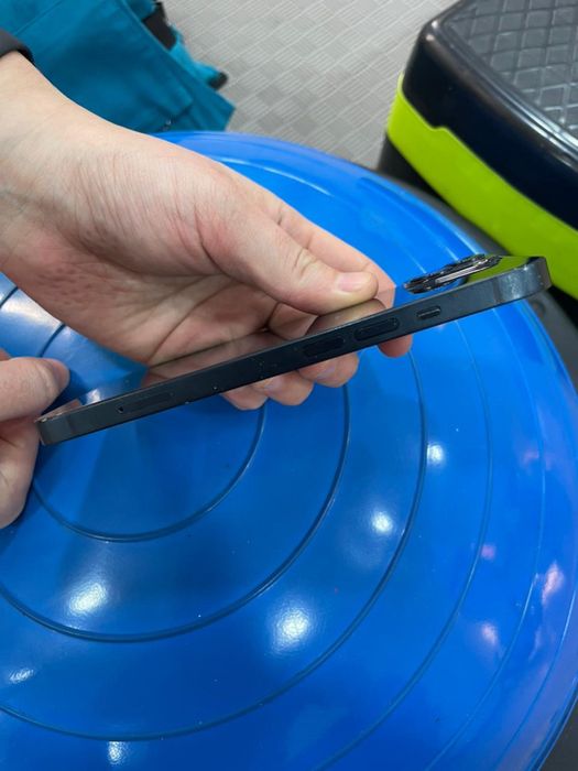 Айфон 13 в синем цвете