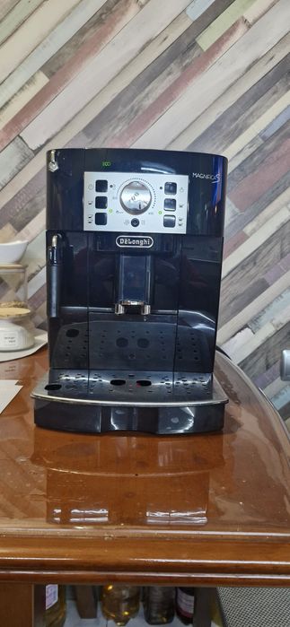 Продавам кафе автомат Делонги