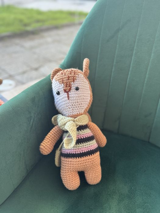 Ръчно плетена детска играчка катеричка