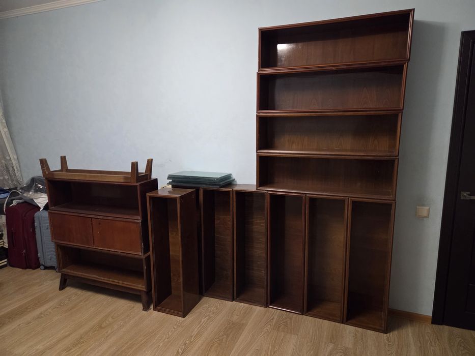 Продам полки .со стеклом