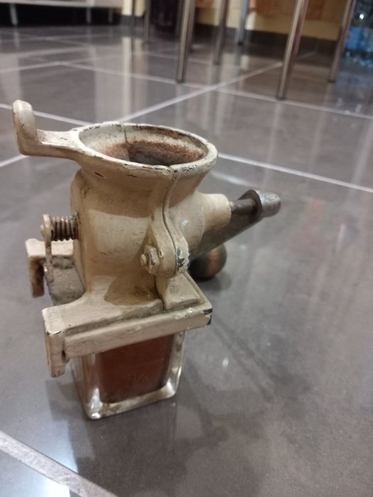 Rîjnita  de macinat cafea manuala