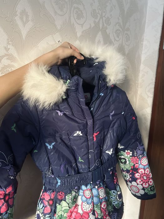 Яркая зимняя куртка для девочки